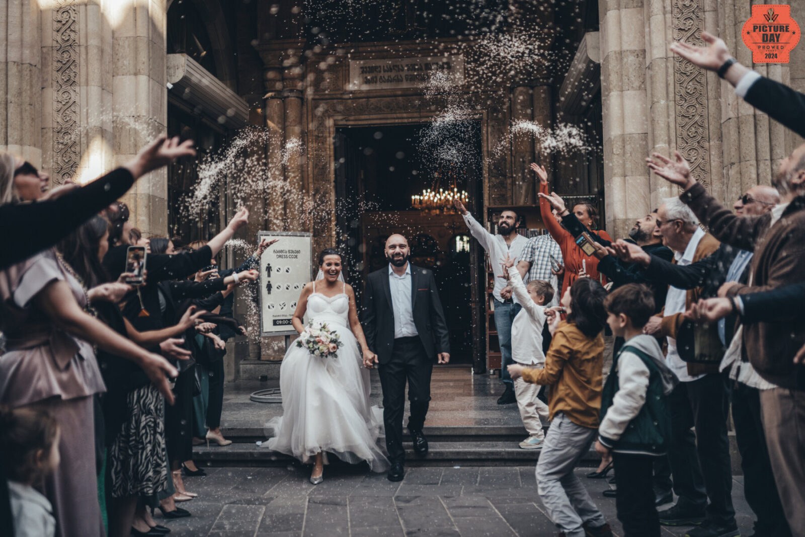 სიძე და პატარძლის ტაძრიდან გამოსვლის ემოციური მომენტი