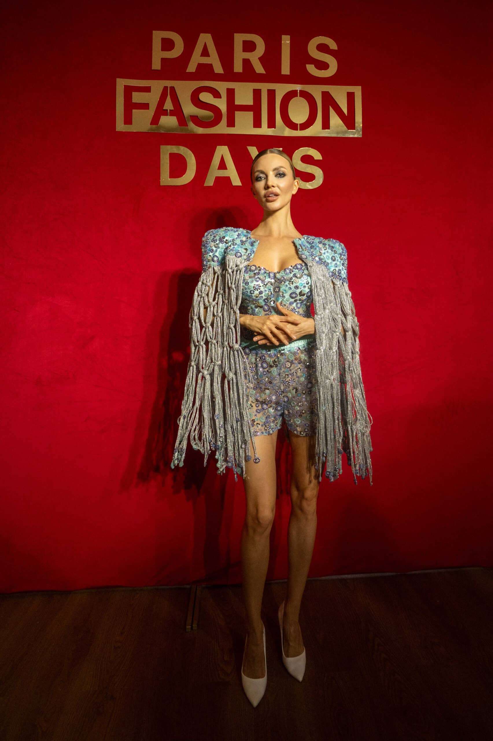 paris fashion day ფოტოები- იულიანა გრადსკის გამორჩეული იმიჯი