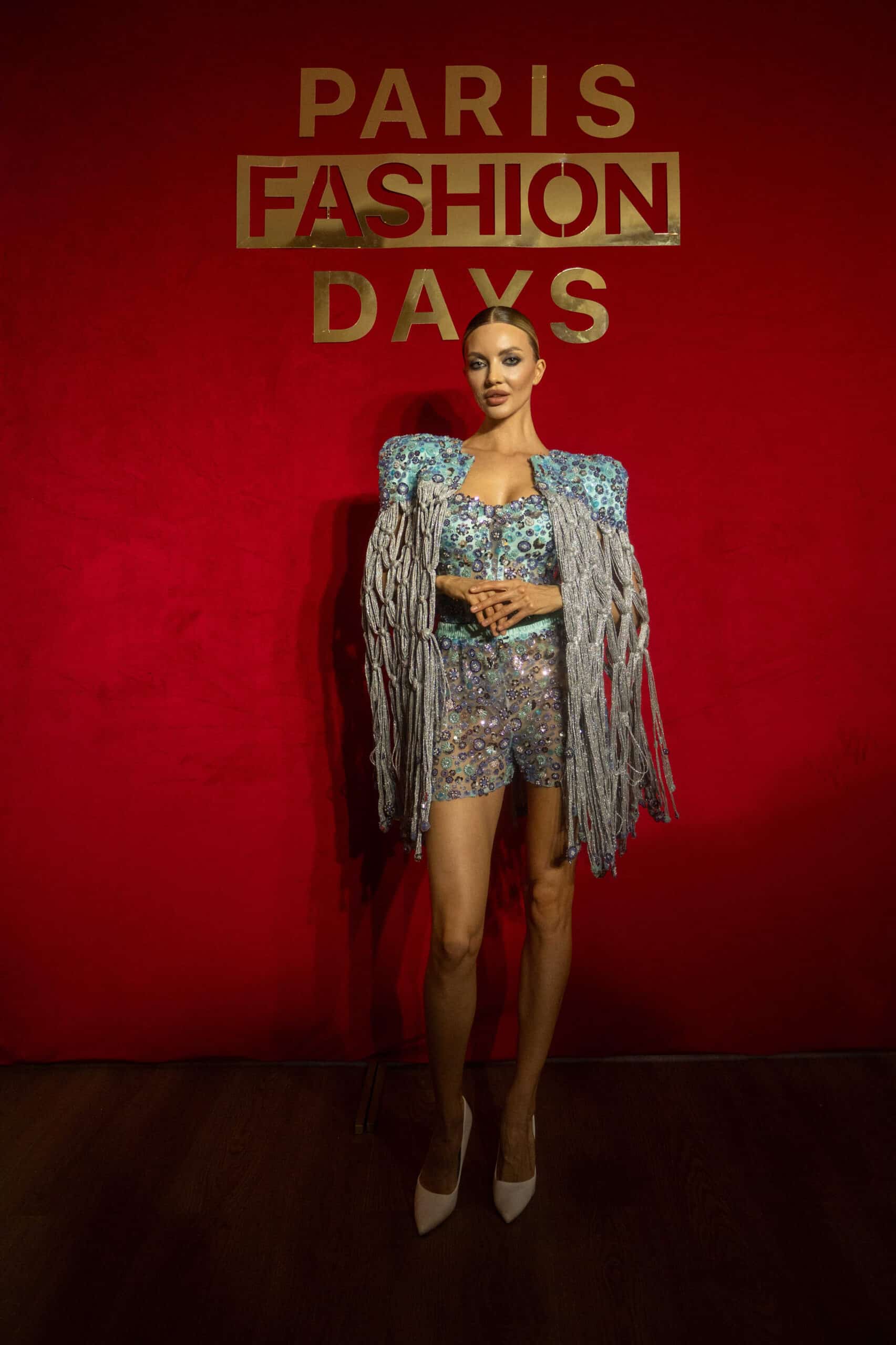 იულიანა გრადსკი მბზინავ სამოსში- red carpet style ფოტოსესია პარიზში