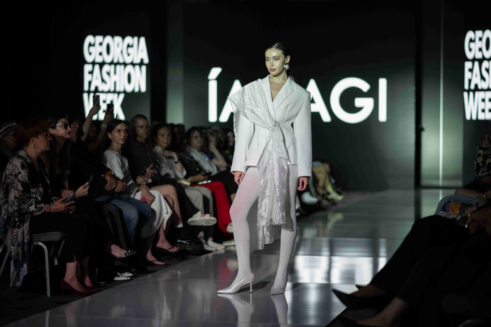 ianagi-avant-garde-white-look