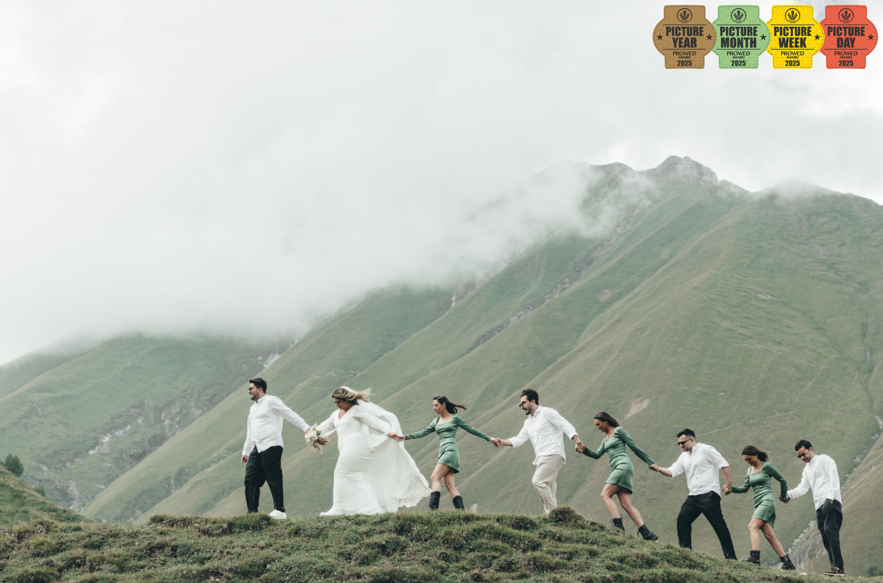 ფოტოსესია და პოზირება მთაში - ნეფე-დედოფალი და მეჯვარეები ხეობის ფონზე