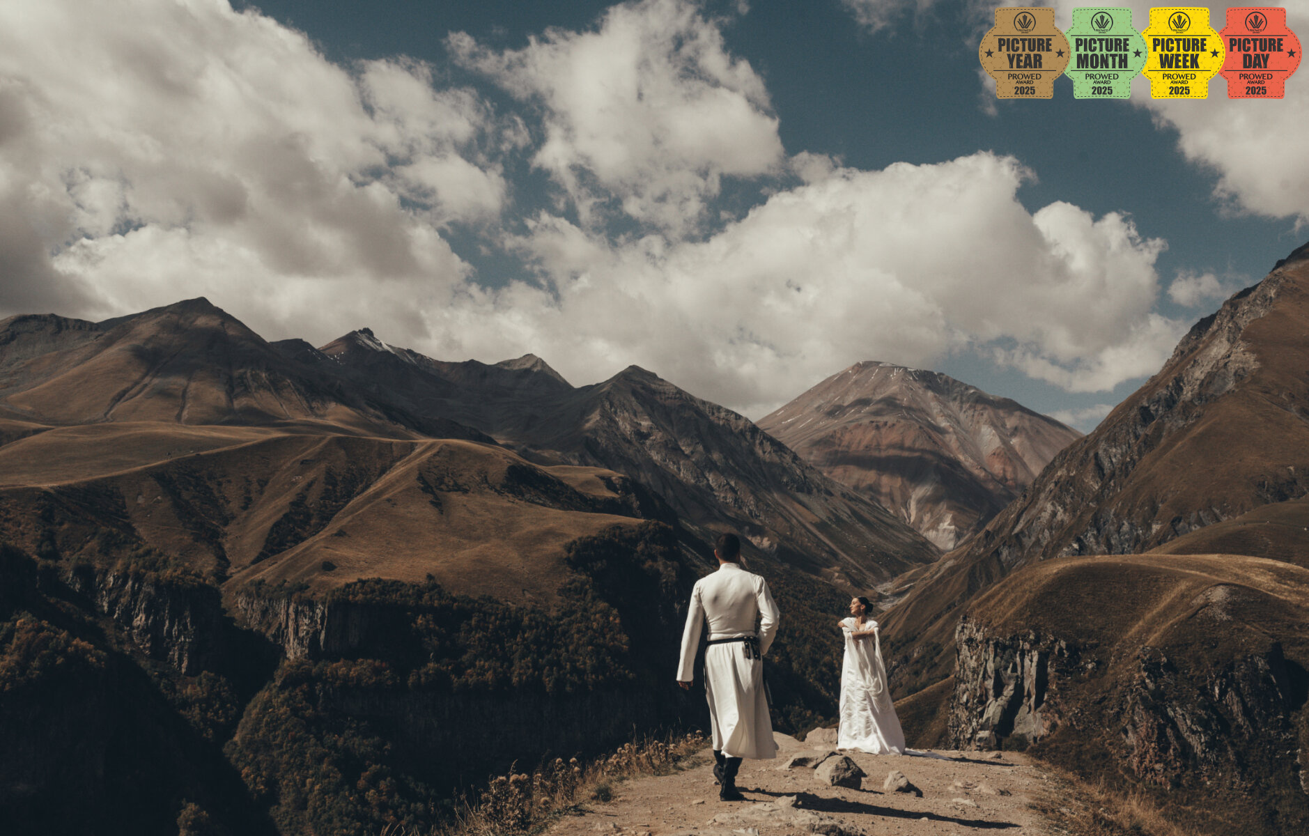 წლის საუკეთესო ფოტოგრაფია - წყვილი კლდის პირას, დრამატული ხედით