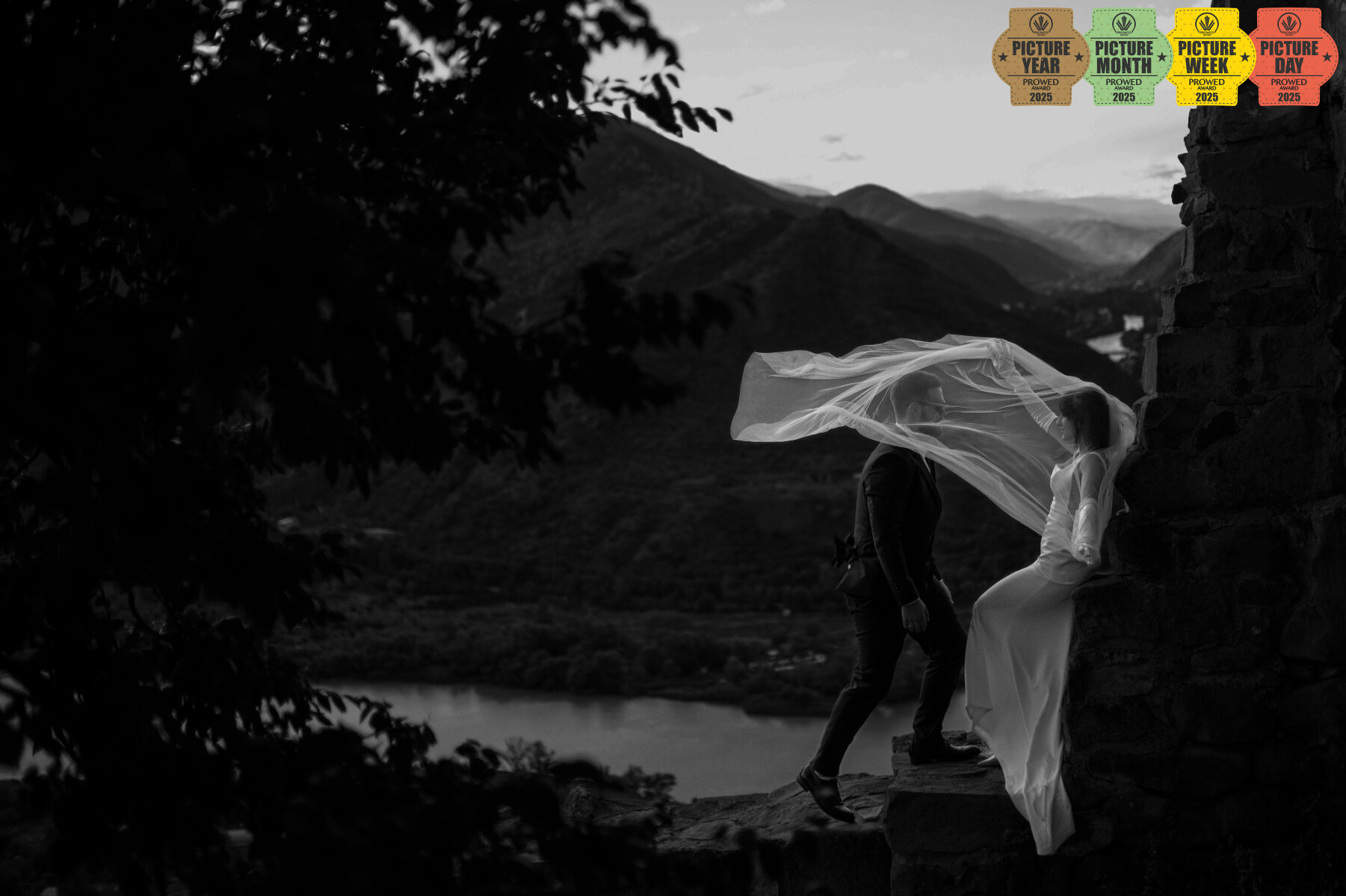 ფოტოსესია და პოზირება ისტორიულ ლოკაციაზე - ფრიალა ფატა და სილუეტი