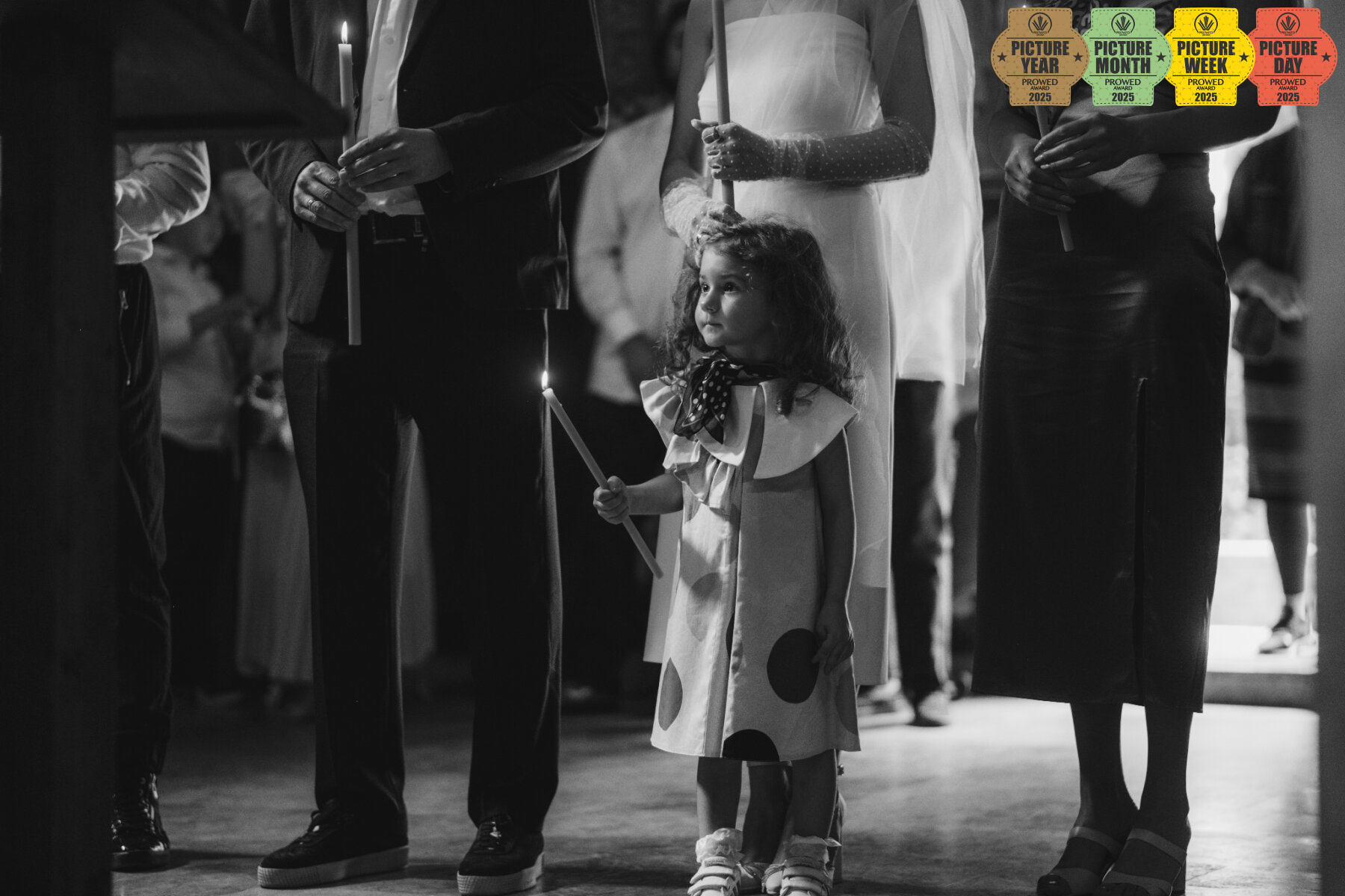 საქორწილო ცერემონიის დოკუმენტური ფოტოგრაფია - ბავშვი სანთლით