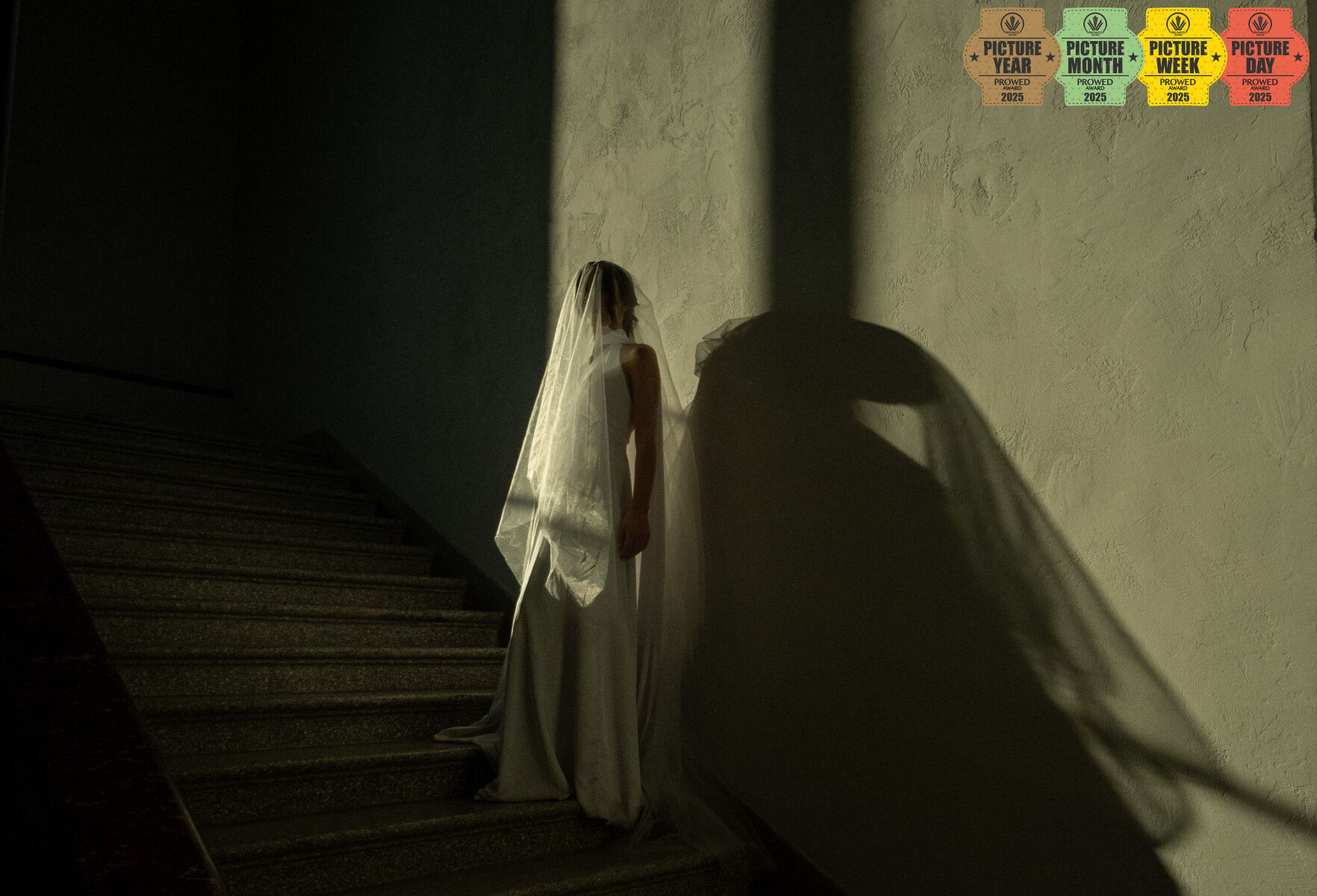 ფოტოსესია და პოზირება კიბეებზე - დრამატული განათება და ჩრდილები