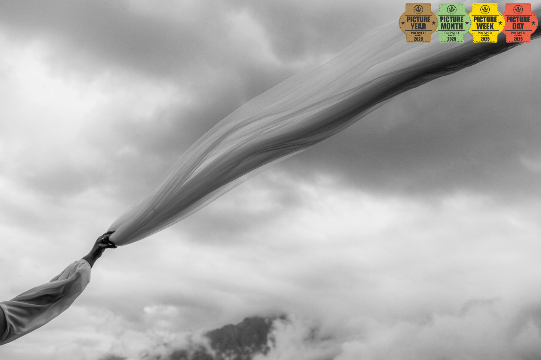 წლის საუკეთესო ფოტოგრაფია - ფატა ცის და ღრუბლების ფონზე, მინიმალისტური სტილი