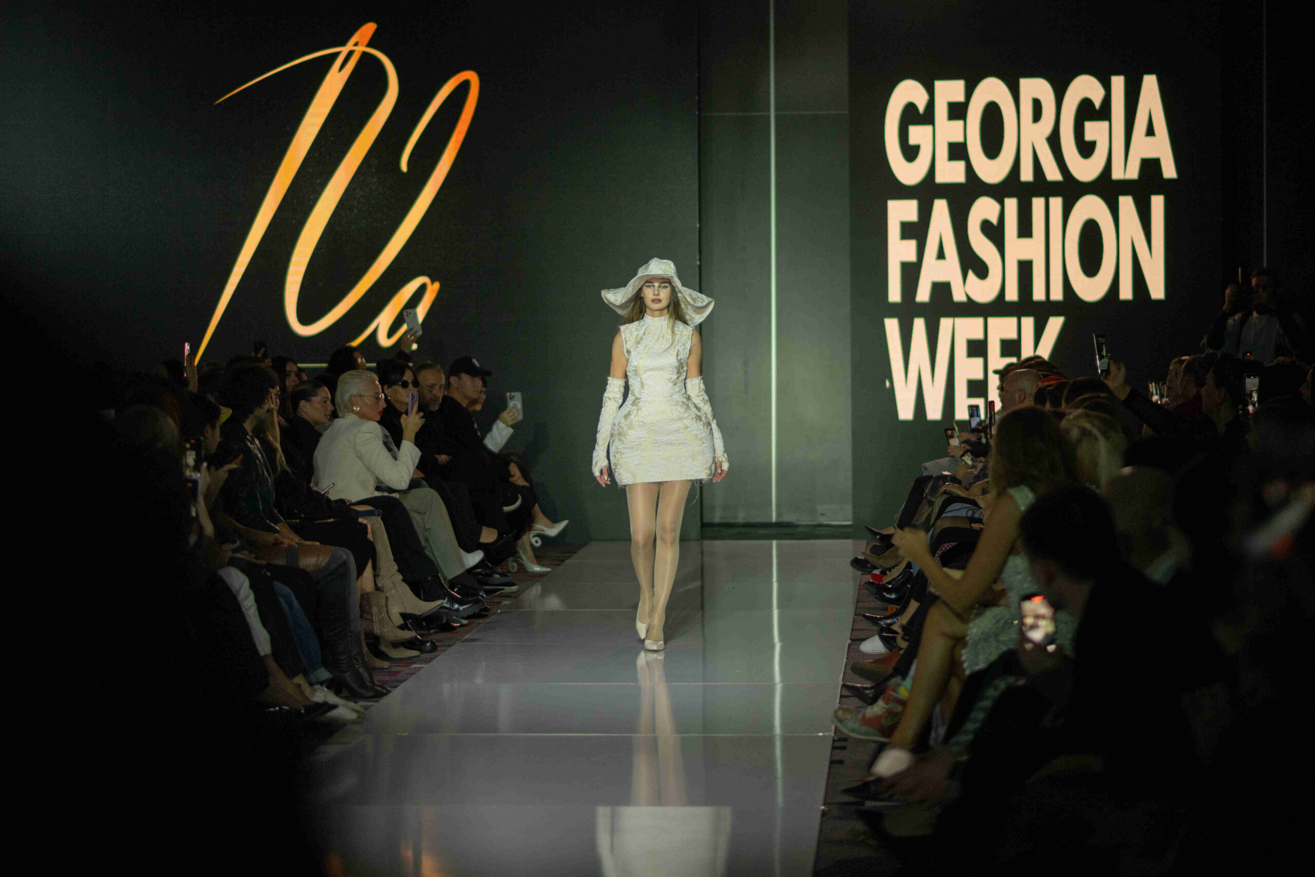 კრემისფერი ლუქი ივა პაპიძე