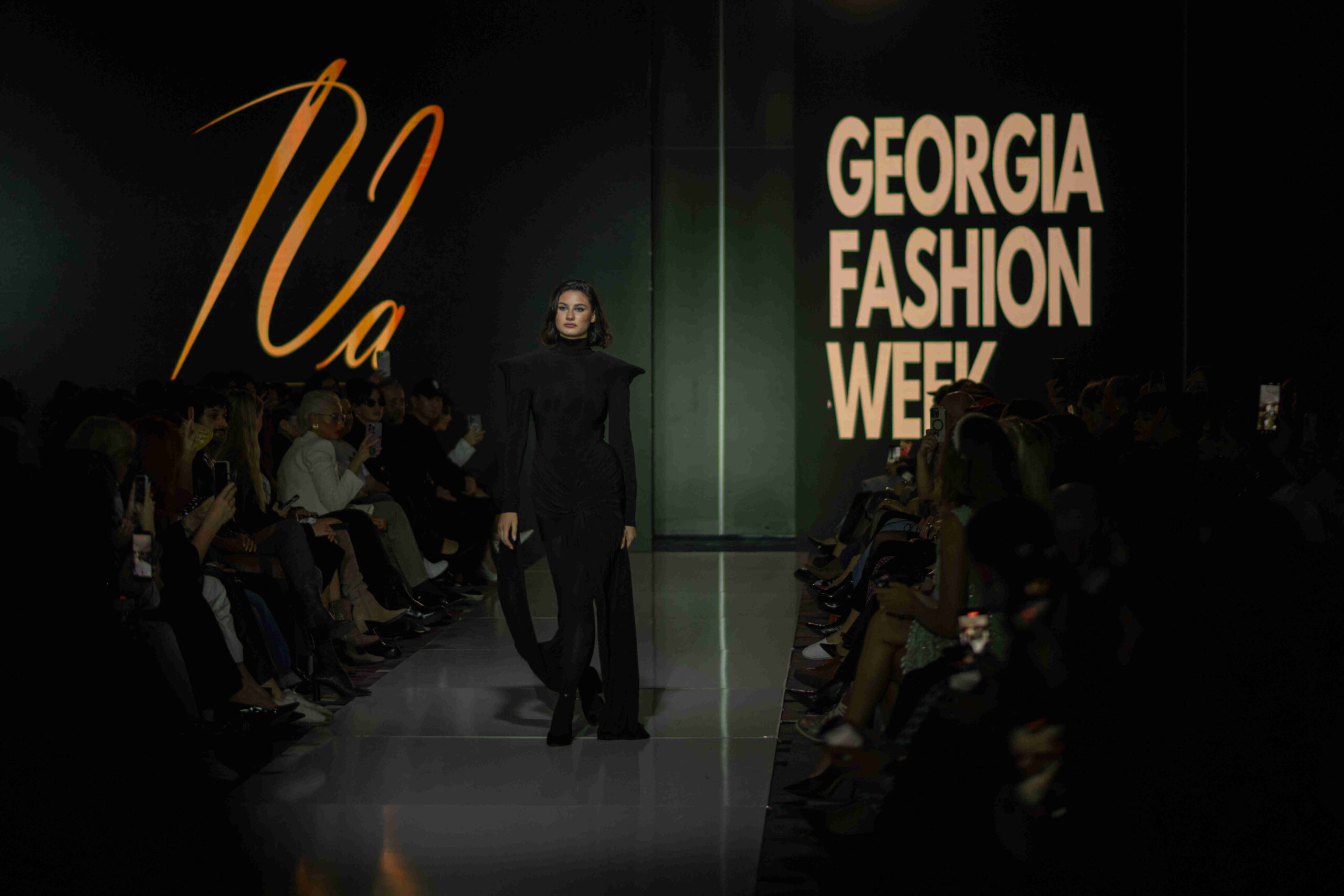 შავი ელეგანტური კაბა