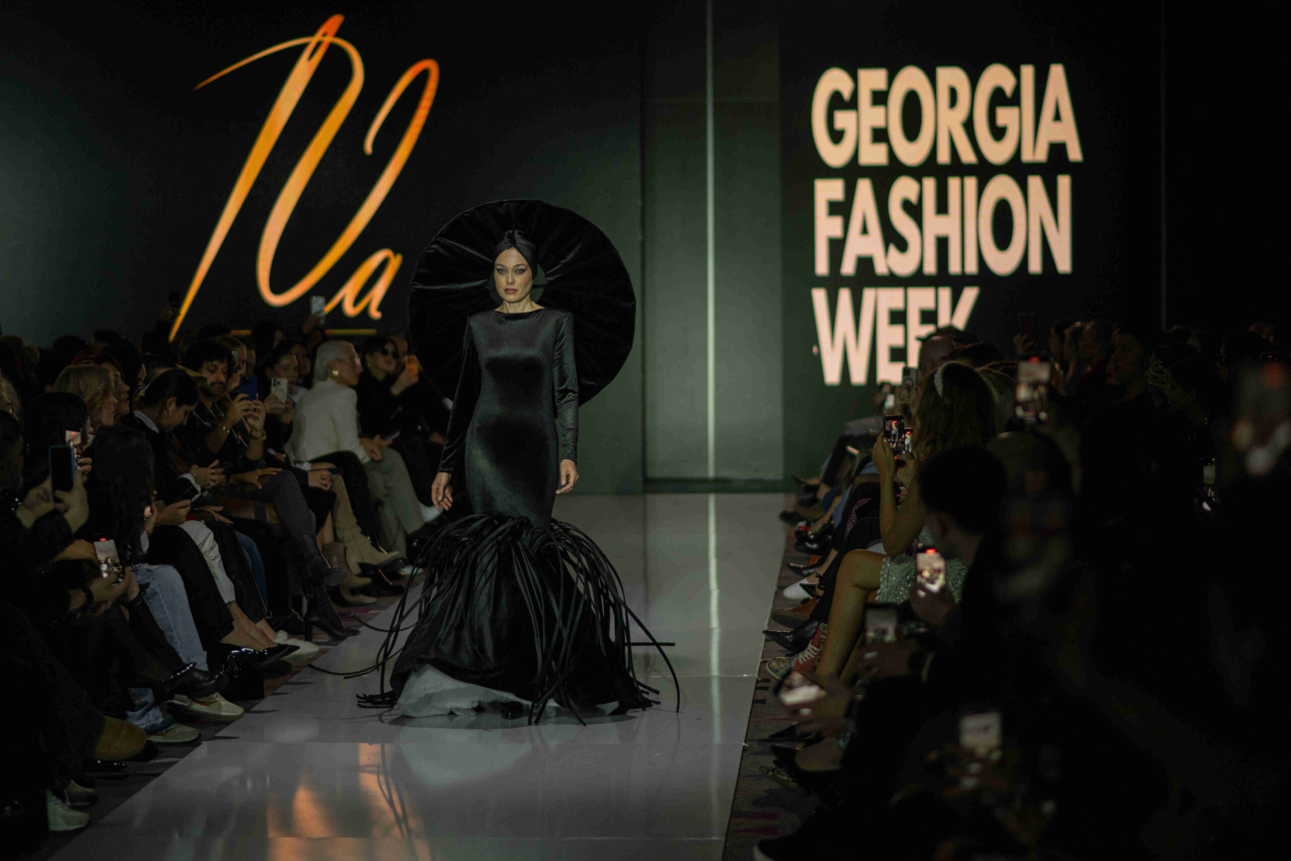 ავანგარდული შავი კაბა