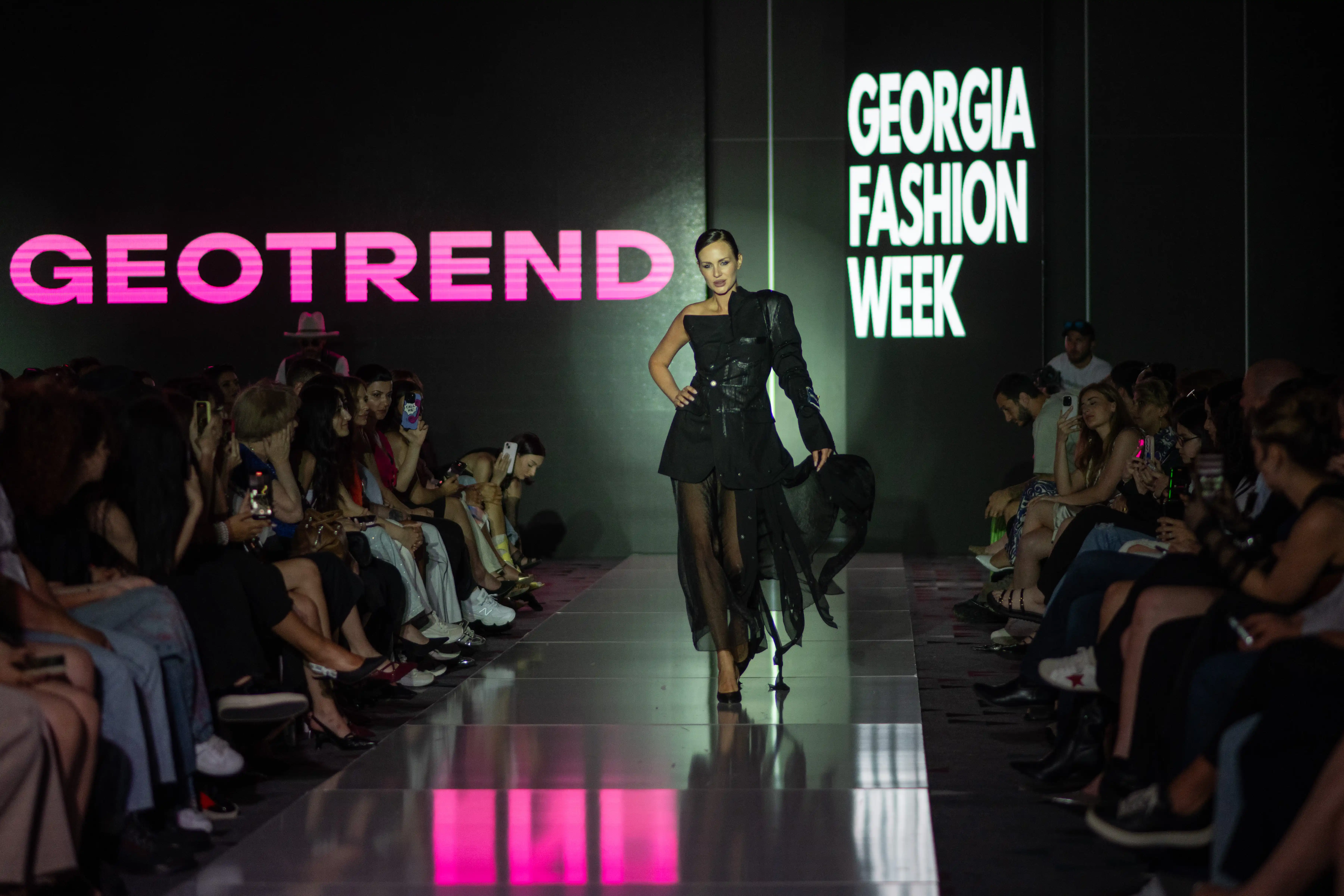 მოდის ჩვენება დრამატულ განათებაში