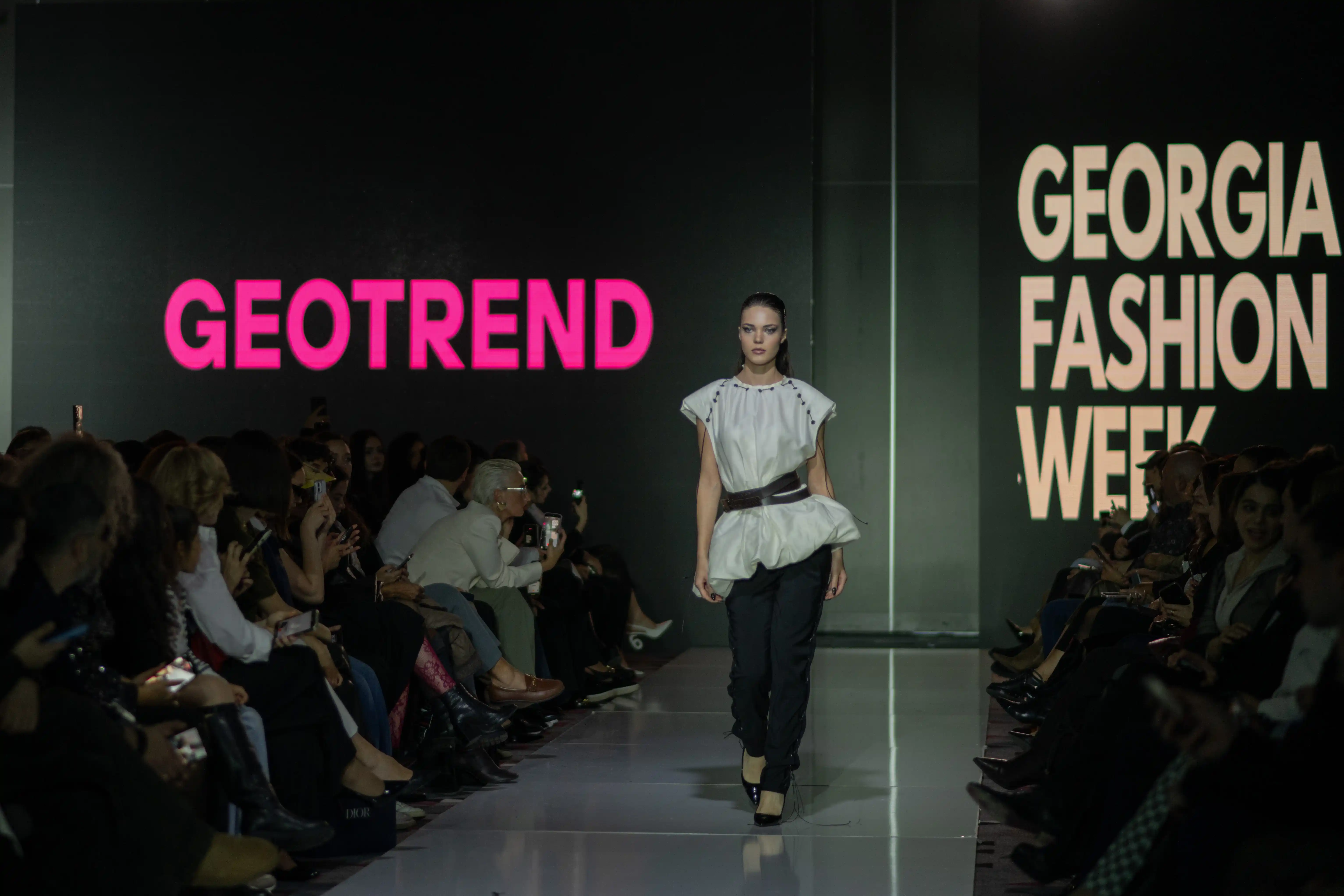 თეთრი აბრეშუმის ტოპი პოდიუმზე