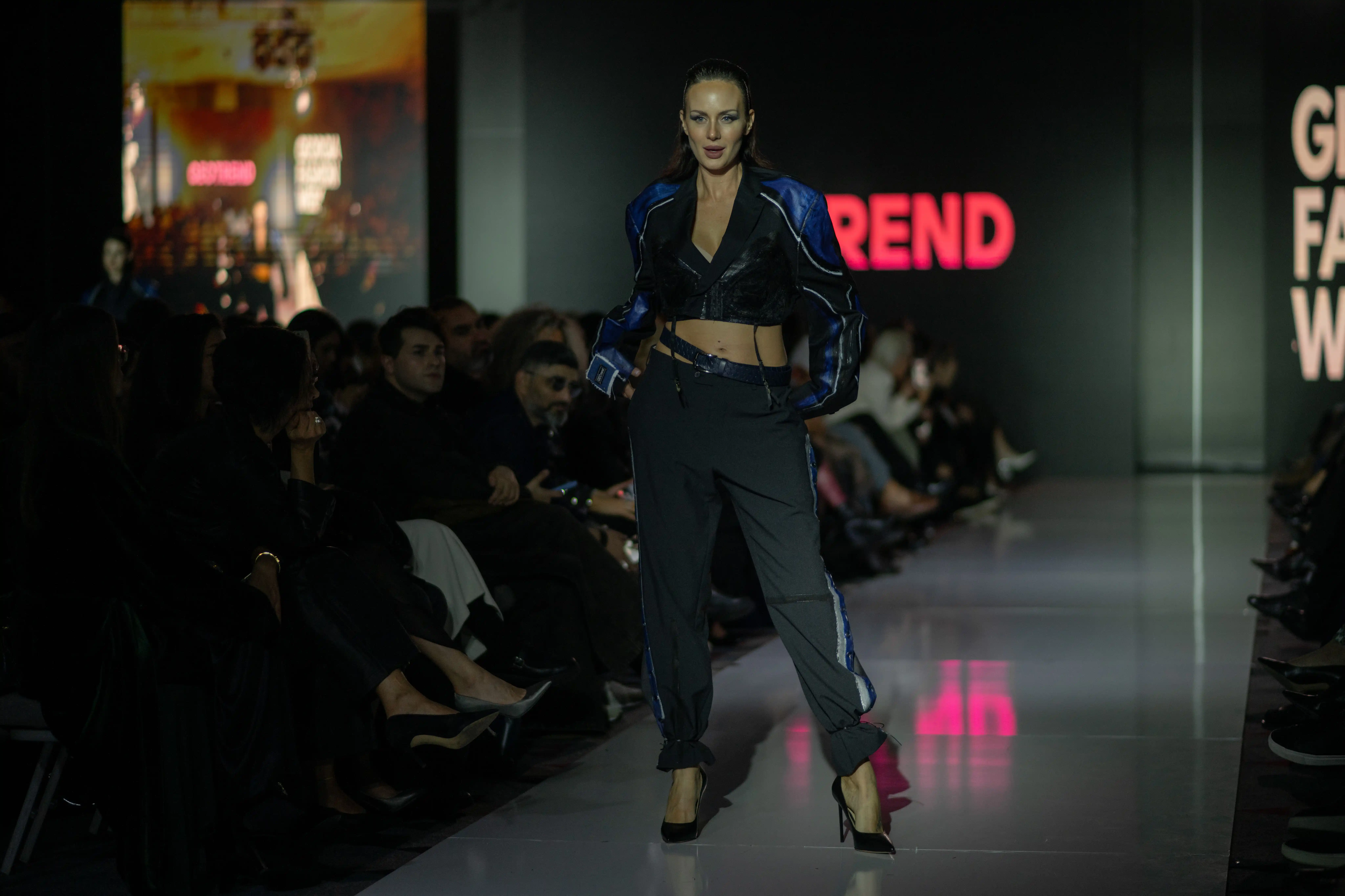 თავდაჯერებული მოდელი პოდიუმზე