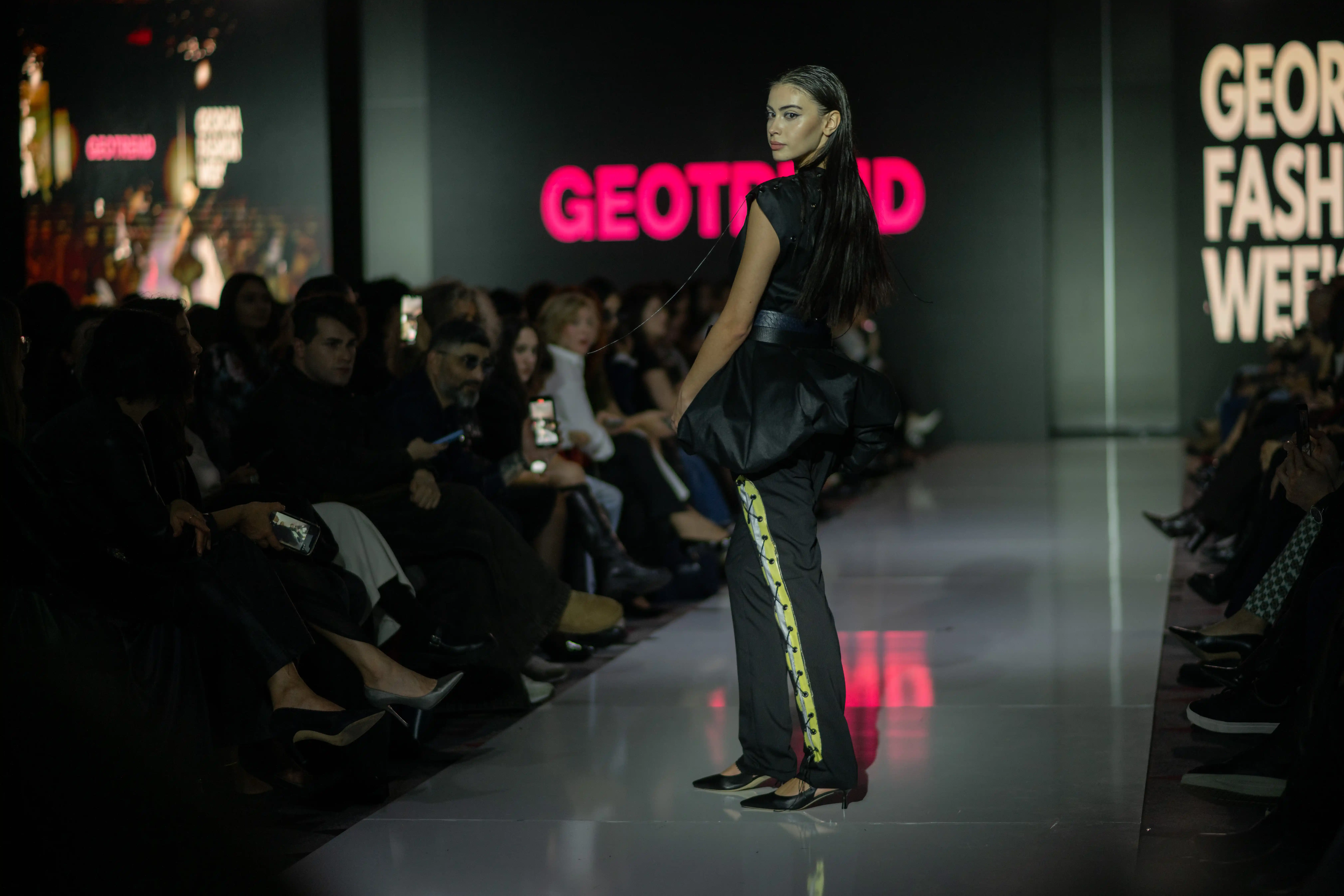 სამოსის ზურგის დეტალი და სილუეტი