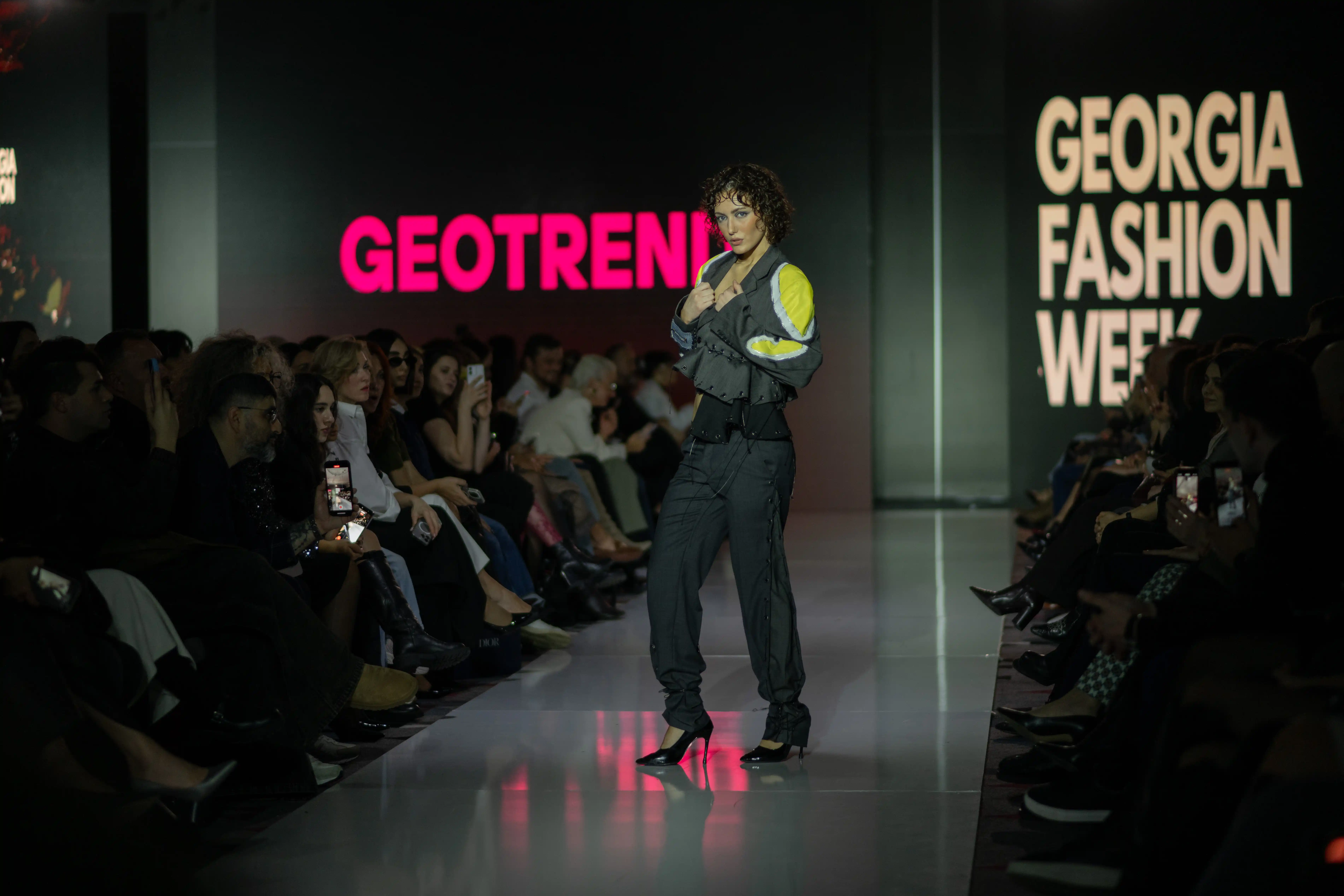 დინამიური პოზა და დიზაინერული პიჯაკი