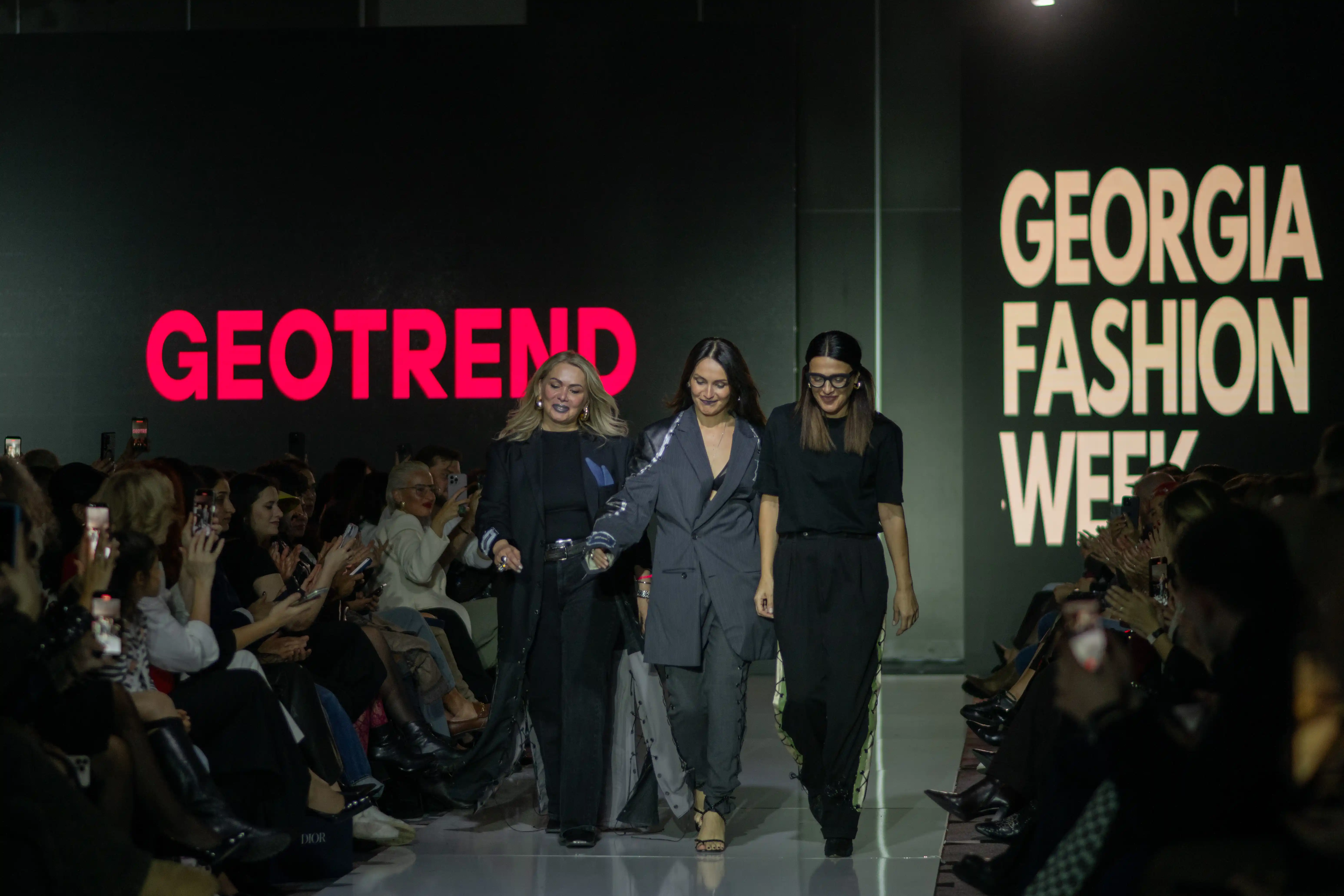 დიზაინერების გამოსვლა პოდიუმზე